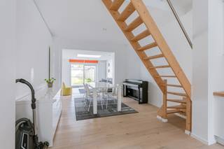 Welkom in de Vlierstraat 65, een rustige straat op korte afstand van het bruisende centrum van Gent. Dankzij de gunstige ligging geniet u hier van een aangename woonomgeving met winkels, scholen en openbaar vervoer in de directe nabijheid.<br /><br />Deze instapklare stadswoning is gelegen op een perceel van 163 m² en biedt een bewoonbare oppervlakte van 138 m². Via de inkomhal betreedt u de woning met een lichtrijke leefruimte en een praktische indeling. Aansluitend bevindt zich de keuken en de badkamer, uitgerust met de nodige voorzieningen, evenals een apart toilet.<br /><br />Op de verdiepingen vindt u drie ruime slaapkamers en een extra kleinere kamer, ideaal als bureau, dressing of kinderkamer.<br /><br />Buiten beschikt de woning over een aangename tuin, perfect om te ontspannen. Daarnaast zijn er extra troeven zoals een regenwaterput en een septische put.<br /><br />De woning wordt verwarmd via aardgas en elektriciteit. De elektriciteit is conform en met een gunstig EPC-label B is deze woning bovendien energiezuinig. Ook asbest is niet aanwezig, wat bijdraagt aan het zorgeloze karakter van deze eigendom.<br /><br />Kortom, een ideale woning voor wie op zoek is naar een comfortabele en energiezuinige thuis in Gent.<br /><br />Interesse? Contact via 0471 65 25 34 of info@vicusvastgoed.be voor een bezoek.