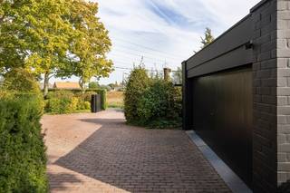 In een rustige omgeving in Lendelede bevindt zich deze uitzonderlijk goed onderhouden laagbouwwoning, gebouwd in 1972 naar het ontwerp van...