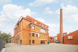 UITZONDERLIJK DUPLEX-APPARTEMENT WAAR ERFGOED EN NIEUWBOUW ELKAAR ONTMOETEN Met Trots presenteren we deze woonst gelegen in de historische...
