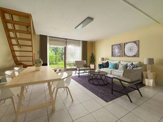 Aangename vakantiewoning, gelegen in vakantiedomein 'Veldblomme', op wandelafstand van het centrum van Westende-dorp. <br /><u>Indeling:</u><br /><strong>Gelijkvloers</strong>: leefruimte met zicht op de tuin (privaat gebruiksrecht), open keuken, de badkamer met ligbad, toilet en wastafel en een bergruimte.<br /><strong>1ste verdiep</strong>: hier bevinden zich de 2 slaapkamers, waarvan 1 ruime slaapkamer met ingebouwde opbergkasten.<br /><u>Extra troeven:</u><br />* Gelegen op slechts 2 km van het strand.<br />* Zuidgericht terras en tuin.<br />* Privatieve autostaanplaats inbegrepen!<br />* Geen domicilie toegelaten.<br />Mogelijkheid tot aankoop garagebox!<br /><br />Dit pand is onderworpen aan de renovatieverplichting van de Vlaamse overheid voor residentiële gebouwen (behoudens bij sloop binnen 5 jaar na de aankoop). Consulteer voor meer informatie de website van het Vlaams Energie- en Klimaatagentschap via https://www.vlaanderen.be/een-huis-of-appartement-kopen/renovatieverplichting-voor-residentiele-gebouwen.