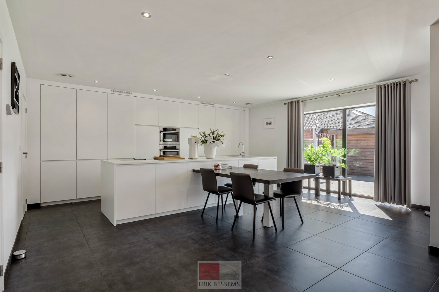 Deze moderne halfopen woning, gebouwd in 2016, biedt een bewoonbare oppervlakte van maar liefst 232 m² op een perceel van 377 m² en maar liefst 5 slaapkamers waarvan er eentje in gebruik is als bureau. - photo 5