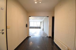 Op te frissen ruim appartement (118m²) met 2 slaapkamers en autostaanplaats.
Ontdek dit ruime en instapklare appartement op de derde verdieping van een goed onderhouden residentie, vlot bereikbaar met de lift. Dankzij de zuidgerichte oriëntatie geniet je hier de hele dag van natuurlijk licht en een aangenaam wooncomfort.
Via de centrale inkomhal met videofoon krijg je toegang tot alle vertrekken. De leefruimte met houten parket vloer biedt meer dan voldoende ruimte voor een gezellige zit- en eethoek. Aansluitend bevindt zich de functionele keuken, uitgerust met een grote spoelbak, kookvuur, vaatwasser, oven, inbouwijskast, veel kastruimte en een ontbijthoek. Aanpalend aan de keuken is er een klein zuidgericht terras.
De badkamer is volledig uitgerust met een douche en lavabomeubel. Daarnaast beschik je over een apart gastentoilet en een handige berging met aansluitingen voor wasmachine en droogkast.
Achteraan zijn er twee ruime slaapkamers, elk met toegang tot het achterliggende zuidgericht terras, waar het heerlijk rustig vertoeven is, ideaal om te genieten van de zon.
Het appartement is gelegen op een toplocatie aan het treinstation, uitstekend bereikbaar en vlakbij winkels, scholen en de ring om Turnhout. 
Bij het appartement hoort een brede ondergrondse autostaanplaats die de koper dient aan te kopen aan € 15.000,- 
Vastgoedinfo in aanvraag. 
Troeven op een rij:
•Appartement met ruime leefruimte en 2 grote slaapkamers. 
•Twee terrassen: één zuidgericht aan de leefruimte en één aan de slaapkamers
•Veel lichtinval en aangename indeling
•Rustige ligging en vlotte bereikbaarheid. 
Indien u meer informatie wenst of een plaatsbezoek, tel: 014 71 50 08 of info@vastgoedpicavet.be 
