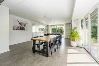 <p><strong>Oostduinkerke – Exclusieve villa in gegeerde villawijk</strong></p>
<p>In een rustige en gegeerde villawijk in Oostduinkerke bevindt zich deze stijlvolle vrijstaande villa op een mooi perceel. Met een bewoonbare oppervlakte van <strong>318 m²</strong> biedt deze eigendom alle ruimte voor comfortabel wonen, een tweede verblijf aan zee of de combinatie van wonen en werken.</p>
<p>De villa beschikt over een lichtrijke leefruimte, een volledig uitgeruste keuken, <strong>7 slaapkamers en 4 badkamers.</strong> Dankzij de doordachte indeling geniet u van maximale flexibiliteit en tal van gebruiksmogelijkheden.</p>
<p><strong>Troeven</strong></p>
<ul><li>Rustige ligging in een gegeerde villawijk</li><li>Instapklaar en kwalitatief afgewerkt</li><li>318 m² bewoonbare oppervlakte</li><li>7 slaapkamers en 4 badkamers</li><li>EPC B</li><li>Veel privacy en aangename buitenruimtes</li><li>Ruime leefruimtes, ideaal voor familie en vrienden</li><li>Geschikt voor vrij beroep, praktijk of kantoor aan huis</li></ul>
<p>Meer informatie of een bezoek? Contacteer Arne Dewitte via 058 53 37 40.</p>