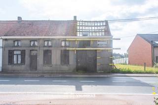 VALIMMAS verkoopt te Asse deze projectgrond voor 4 ééngezinswoningen (3x gesloten en 1x open bebouwing)....

Goedgekeurde omgevingsvergunning voor het bouwen van 4 woningen, zijnde drie gesloten bebouwingen langsheen de Edingsesteenweg 35 en één open bebouwing langsheen de Terlindenweg.   
Omgevingsvergunning dd 16/06/2025 (OMV_2025038990):    

	drie gesloten bebouwingen met zadeldak:   
    → lot 1 = 409m² / lot 2 = 404m² / lot 3 = 327m²   
    → inplanting gelijkvloers: 8m breed x 15m diep (± 120m²)   
   → kelder   
   → gelijkvloers = hal, wc, garage, living, keuken en bureel + autostandplaats in de voortuin   
   → verdieping = 4 slaapkamers en badkamer   
   → ingerichte dakverdieping = master bedroom met dressing en badkamer   

	één open bebouwing met plat dak:   
   → lot 4 = 656m²   
   → inplanting gelijkvloers: 8,30m breed x 15m diep (± 124m²)   
   → kelder (straatniveau) = hal, kelder, dubbele garage + twee autostandplaatsen in de voortuin   
   → gelijkvloers (tuinniveau) = hal, wc, living, keuken en berging    
   → verdieping: slaapkamers en badkamer   

De loten kunnen pas verkocht worden na slopen bestaande woning en weghalen van alle verhardingen. De omgevingsvergunningen (bouwvergunning en verkavelingsvergunning) op aanvraag te bekomen.    

Gelegen aan de rand van het centrum, op wandelafstand van winkels, scholen, bushaltes, station, Markt… Gemakkelijke verbinding naar E40.  Prima Mobiscore = 8,7/10.   