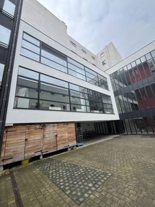 Espace de bureaux stratégiquement situé entre le Sablon et la Gare du Midi, au coeur du quartier des Marolles.<br />Facilement accessible en transports en commun, et nombreuses facilités dans les environs immédiats (commerces, restaurants, bars...).<br />Provisions pour charges: 35 €/m²/an. Elles incluent le chauffage, gestion, assurance incendie internet entretien des communs, jouissance des communs. Cette provision n'inclue pas l'electricité et eau privatif. <br />Parking: 110€/place/mois