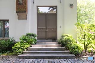 "Magnifique et imposante maison authentique située dans un environnement verdoyant au sud d'Anvers, sur un beau terrain de 3400 m² entouré d'arbres centenaires. La propriété a été entièrement rénovée en 2005 et est aménagée avec rafinnement, tout en respectant le confort et l'authenticité. Au rez-de-chaussée, de vastes réceptions charmantes, toutes ouvertes sur un magnifique jardin paysager sans vis-à-vis, une grande cuisine avec salle-à-manger adjacente donnant accès à une terrasse spacieuse et un beau jardin. L''élégant escalier d'origine mène au premier étage avec une suite parentale, trois grandes chambres et une deuxième salle de bains. Large palier menant à l'étage supérieur offrant un espace polyvalent, deux chambres supplémentaires et une troisième salle de bains. Le grand sous-sol comprend un sauna, caves à vins, techniques, une buanderie et plusieurs caves de rangement. Dépendances d'époque dans le jardin offrant de nombreuses possibilités (bureau à domicile, maison d'hôtes, garage pour collectionneurs...). "Un bien d'exception idéal pour des occasions familiales mémorables !"