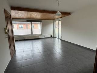 Deze ruime bel-etagewoning, gelegen in het rustige Tielrode, beschikt op het gelijkvloers over een inkomhal met vestiaire, een garage en 2...