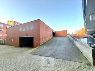 In het centrum van Deinze bieden wij deze ruime dubbele garagebox aan, ideaal voor het parkeren van twee wagens achter elkaar, extra opslagruimte...