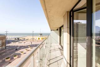 A LOUER: Bel appartement avec vue latérale sur mer, situé au centre sur la place du Phare<br /><br />Composition: hall d'entrée avec vestiaire et toilette invitée, séjour et coin repas lumineuse avec cuisine ouverte, donnant sur la terrasse ouest avec vue sur mer.<br />Chambre à coucher avec armoire encastrée et salle de douche attenante, 2ème chambre plus petite avec lits superposés et salle de douche, dans le séjour il y a une porte coulissante vers une 3ème chambre à coucher avec armoires encastrées et salle de douche attenante avec toilette.<br /><br />Charges communes: €100/mois.