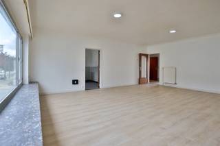 In een rustige woonwijk in Merksem wordt dit instapklare appartement te koop aangeboden.Het appartement bevindt zich in een kleinschalig gebouw met...