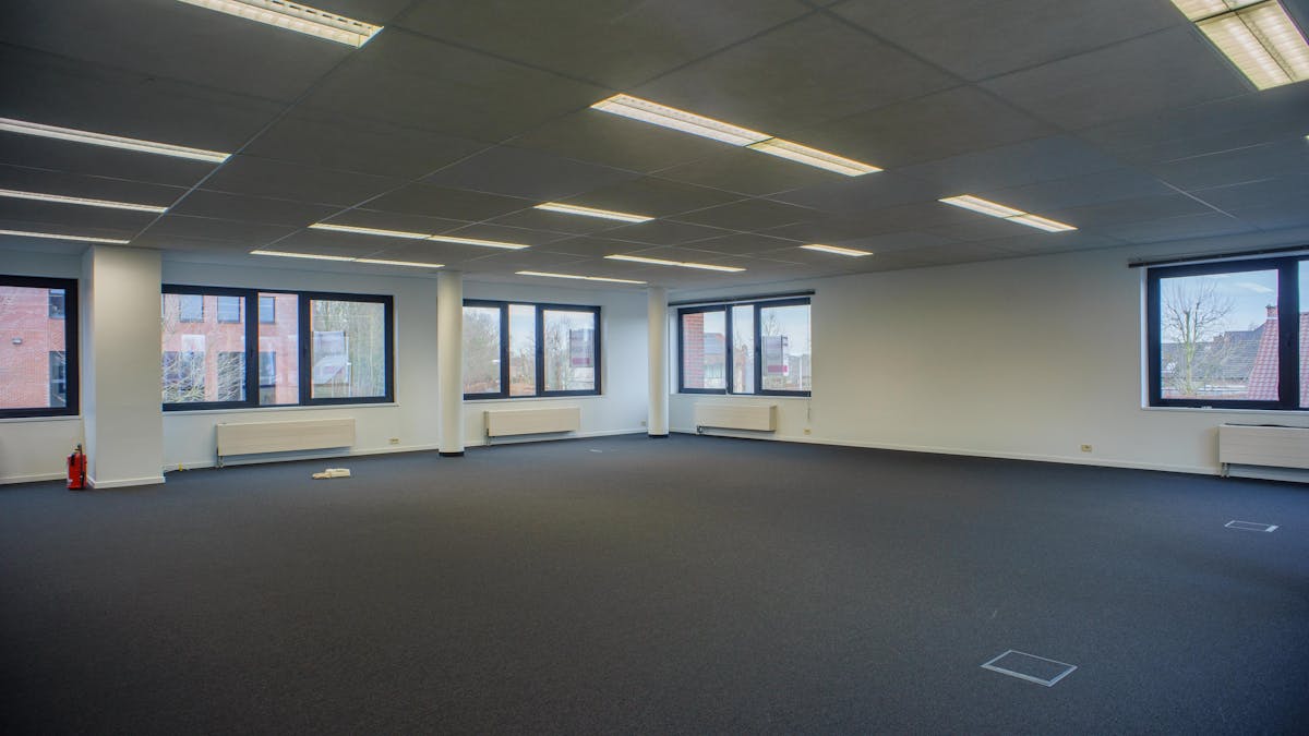 Instapklaar kantoor ca. 172 m² in het Clintonpark Roeselare - foto 2