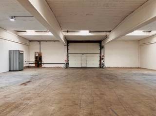 <br />
<div>
<div>Magazijn 33 situeert zich op het bedrijventerrein in Malle aan Delften 23 langs de Zoerselbaan (provincie Antwerpen); de verbindingsweg tussen Malle en Zoersel.</div>
</div>
<div>
<div>
<h2>Oppervlakte</h2>
<p>Magazijn: ca 750 m²</p>
</div>
<div>
<h2>Voorzieningen</h2>
<p>Automatische sectionaalpoort (H=4,20m)</p>
<p>Halogeen verlichting</p>
<p>Drie-fase stroom (63A)</p>
<p>Betonvloer (3 ton draaglast)</p>
<p>Vrije hoogte: 3.7 m</p>
<p>wc-unit</p>
<h2>Bestemming / Gebruik</h2>
<p>Het magazijn is gelegen in een industriezone en kan worden gebruikt als opslagruimte.<br /><br />Beschikbaar : onmiddelijk<br /><br /><br /></p>
</div>
</div>