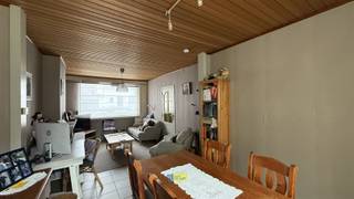 Welkom in deze charmante woning gelegen in Wilrijk!De woning beschikt over twee ruime slaapkamers, voorzien van warme houten vloeren en veel...