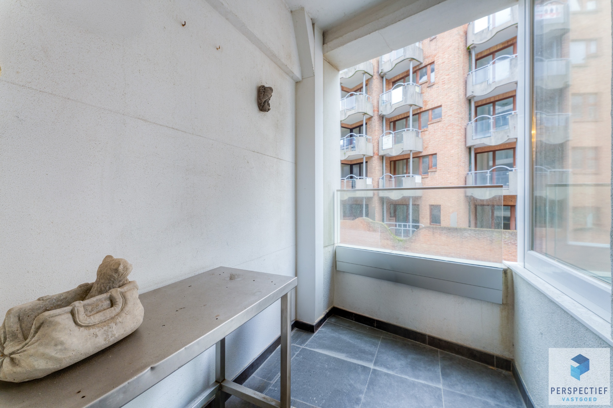 Goed gelegen ruim vernieuwd 2 slaapkamer appartement met grote berging en autostaanplaats - foto 5