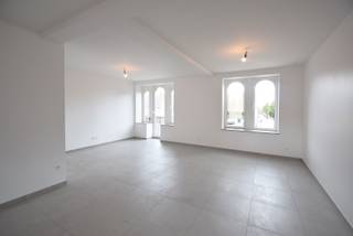 <span><span>In het hart van <strong>Handzame</strong>, op wandelafstand van winkels, school en openbaar vervoer, bevindt zich dit recent opgeleverde nieuwbouwappartement.<br /><br />De woning combineert comfort, licht en energiezuinigheid met een centrale ligging in een kleinschalige en rustige residentie.<br />Het appartement bestaat uit een ruime en lichtrijke <strong>leefruimte</strong> met open <strong>keuken</strong>, voorzien van alle toestellen. Grote ramen zorgen voor veel natuurlijk licht en een aangenaam ruimtelijk gevoel.<br />Er zijn <strong>twee volwaardige slaapkamers</strong>, een moderne <strong>badkamer </strong>met inloopdouche, een apart <strong>gastentoilet </strong>en een praktische <strong>berging </strong>met aansluitingen voor wasmachine en droogkast.<br /><br />Het gebouw is uitgerust met een lift en voldoet aan de huidige energienormen, wat zorgt voor een laag verbruik en extra wooncomfort.<br /><br />Mogelijkheid tot huren van een <strong>parkeerplaats</strong>.<br /><br /><u>Troeven:</u></span></span>
<ul>
<li><span><span>Nieuwbouw en instapklaar;</span></span></li>
<li><span><span>Energiezuinig;</span></span></li>
<li><span><span>Centrale ligging in Handzame;</span></span></li>
<li><span><span>Lift aanwezig;</span></span></li>
<li><span><span>Rustige en verzorgde residentie.</span></span></li>
</ul>
<span><span>Huurprijs exclusief gemeenschappelijke kosten (€50,00/maand) en parkeerplaats (€50,00/maand).<br /><br />EPB in aanvraag.<br /><br />Vrij vanaf 1 september.<br /><br />Interesse? Neem snel contact op voor een bezichtiging!</span></span>