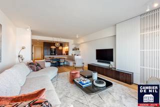 Appartement de rêve sur la digue au Zoute, situé dans un immeuble entre la Place Albert et la digue piétonne. Des finitions de haut de gamme avec une attention particulière pour chaque détail.  Composition: entrée avec vestiaire et toilette, séjour avec une grande baie vitrée donnant sur la mer, cuisine américaine entièrement équipée (Miele), 3 chambres à coucher dont un master avec salle de bains complète, salle de douche. 2 chambres donnent sur la terrasse au Sud. Débarras. Cave dans la résidence. (CPE 88 - UC 0002852990)  A visiter absolument. Possibilité de parking à proximité.