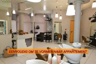 GOED GELEGEN HANDELSPAND - DIVERSE DOELEINDEN. Nu ingericht als kapsalon. Ingerichte handelsruimte. naastgelegen bureel. Apart toilet. Grote kelder. Voldoende parkeergelegenheid. Direct instapklaar!!!