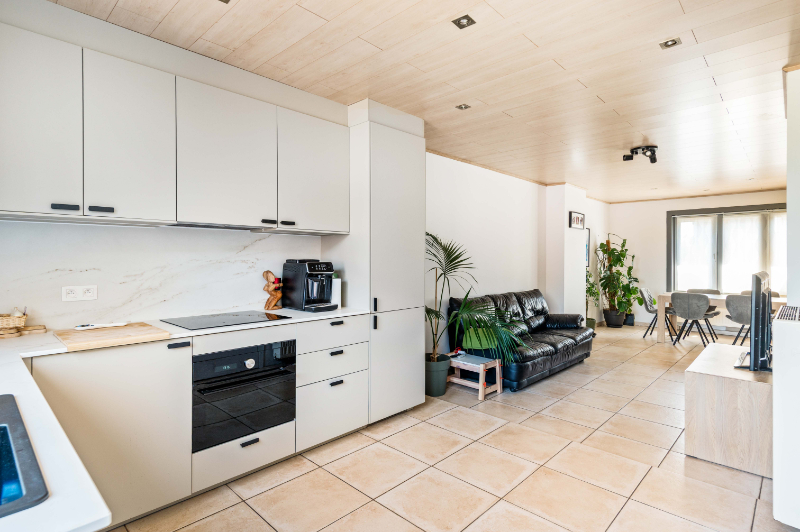 Instapklare gezinswoning met 2, mog. 3 SLK, garage en ruime tuin - foto 4