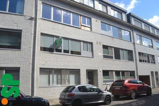 Nabij het centrum gelegen ruim appartement met staanplaats. Appartement bestaat uit inkomhall met vestiaire, apart toilet, leefruimte, ingerichte recente keuken, nieuwe badkamer met inloopdouche, cv ruimte, berging, 2 slaapkamers, terras, staanplaats in de ondergrondse garage. <br />In het appartement werd recent een keuken geplaatst, nieuwe ramen, nieuwe badkamer en toilet. Het gebouw beschikt over een lift. <br />EPC: 144 kWh/m². UC: 2321852. <br />Voor bijkomende inlichtingen of een bezoek ter plaatse kan u ons contacteren op het nummer 014/51.95.00.