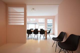 RUMBEEKSESTEENWEG 4<br />8800 ROESELARE<br /><br /><br />Kleine winkelruimte ideaal voor kantoorruimte,.... gelegen tegen het stadscentrum met vlotte uitvalsweg naar kleine en grote ring rond Roeselare.<br /><br />Kantoorruimte met toilet en kelderberging.<br /><br />Onmiddellijk beschikbaar