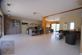 Handelsgelijkvloers te De haan in een recent gebouw, op HOEKligging met veel voorbijgangers!<br /><br /><strong>INDELING:</strong><br /><u><strong><em>Gelijkvloers:</em></strong></u><br />Inkomhal met ontvangstruimte - handelsruimte - vergaderzaal - ruime berging - kitchenette - afzonderlijk gastentoilet - terras vooraan (circa 35m2) - terras achteraan (circa 21m2).<br /><br /><u><strong>Nutsvorzieningen:</strong></u><br />- Afzonderlijke aardgas-, water- en elektriciteitstellers.<br />- Private parkeerplaats inbegrepen!<br />- Private garagebox inbegrepen!<br />- Fietsenberging inbegrepen.<br />- Op wandelafstand van het strand!<br /><br />INTERESSANT gelegen handelspand geschikt voor vele doeleinden!