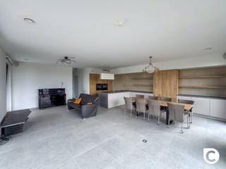 <p><span>Prachtig instapklaar 1- slaapkamerappartement met ruim zonneterras en garagebox in hartje Mortsel</span></p><p><span>Welkom in dit stijlvolle en moderne appartement, gelegen in een recente residentie met lift, midden in het bruisende centrum van Mortsel. Dit instapklare appartement combineert een hoogwaardige afwerking, veel natuurlijk licht en optimaal wooncomfort. Bovendien is een ruime afgesloten garagebox inbegrepen in de huurprijs.</span></p><h3><span>Indeling</span></h3><p><span>Bij het betreden van het appartement komt u terecht in de ruime leefruimte met grote schuiframen die uitgeven op een prachtig terras van ca. 30 m². Dankzij de uitstekende oriëntatie geniet u hier van een indrukwekkend uitzicht en volop natuurlijk licht.</span></p><p><span>De open keuken is volledig uitgerust met moderne inbouwtoestellen en beschikt over een centraal kookeiland met een werkblad in betonlook. De combinatie van warme houtaccenten en een strak design zorgt voor een stijlvolle en gezellige uitstraling.</span></p><p><span>De moderne badkamer is afgewerkt met kwaliteitsvolle materialen en voorzien van een ruime inloopdouche met glazen wand en hoogwaardig sanitair. Daarnaast is er een apart gastentoilet en een praktische berging.</span></p><p><span>Het appartement beschikt over één volwaardige slaapkamer die uitgerust met een ruime ingebouwde spiegelkast die zowel elegantie als extra opbergruimte biedt. De</span></p><p><span>bureau kamer is voorzien van ingemaakte kast. Het royale terras is bereikbaar vanuit zowel de leefruimte als de slaapkamers en vormt een heerlijke plek om te ontspannen en te genieten van het open uitzicht.</span></p><p><span>Op niveau -1 bevindt zich een ruime afgesloten garagebox, inbegrepen in de huurprijs.</span></p><h3><span>Ligging</span></h3><p><span>Het appartement maakt deel uit van een recente residentie met lift en is gelegen in een aangename, groene en voetgangersvriendelijke omgeving. Winkels, scholen, openbaar vervoer en andere dagelijkse voorzieningen bevinden zich op wandelafstand, waardoor u geniet van een uitstekende bereikbaarheid.</span></p><h3><span>Troeven</span></h3><ul><li><span>Instapklaar en modern afgewerkt appartement</span></li><li><span>Ruim terras van ca. 30 m² met prachtig open uitzicht</span></li><li><span>Veel natuurlijke lichtinval</span></li><li><span>Volledig uitgeruste open keuken</span></li><li><span>Praktische berging</span></li><li><span>Vloerverwarming</span></li><li><span>Lift aanwezig</span></li><li><span>Ruime afgesloten garagebox inbegrepen in de huurprijs</span></li><li><span>Centrale ligging in het centrum van Mortsel</span></li><li><span>Gunstig EPC</span></li></ul><p><span>Onmiddellijk beschikbaar</span></p>