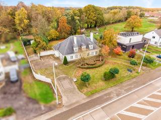 Deze stijlvolle en tijdloze villa, gelegen in het rustige Berbroek (Herk-de-Stad), biedt een perfecte combinatie van ruimte, comfort en karakter. Met een perceel van 2.939 m² en een bewoonbare oppervlakte van 381 m² (bron EPC) geniet je hier van royale leefruimtes in een groene en gunstig gelegen omgeving, vlak bij de snelweg en alle voorzieningen. Extra troef is de losstaande garage (+-90m2) achteraan het perceel.<br />De villa werd gebouwd in 1989 en onderscheidt zich door haar doordachte indeling en authentieke afwerking. De lichtrijke living met gezellige tv-hoek en aansluitende leefkeuken creëert een warme en open sfeer. Zowel de leefruimte als de keuken zijn volledig op de tuin georiënteerd, wat zorgt voor een aangename lichtinval en een harmonieus binnen-buitengevoel.<br />Aansluitend aan de keuken bevindt zich een praktische wasplaats en een dubbele inpandige garage. De inkomhal met gerecupereerde natuurstenen vloer en karaktervolle trap vormt een stijlvolle eyecatcher bij het binnenkomen. Op de eerste verdieping bevinden zich vier slaapkamers, een apart toilet en een ruime badkamer.<br />De zuidgerichte tuin biedt de hele dag zon en vormt samen met het aangename terras een ideale plek om te ontspannen of te genieten van buitenactiviteiten. Achteraan het perceel bevindt zich bovendien een grote vrijstaande garage van ca. 90 m², die tal van mogelijkheden biedt voor hobby, opslag of zelfstandige activiteit.<br /><br />Buitengewone kenmerken:<br />- Perceeloppervlakte: 2.939 m²<br />- 4 slaapkamers<br />- Zuidgerichte tuin met overdekt terras en haard<br />- Vrijstaande garage van ca. 90 m² achteraan het perceel<br />- Breed perceel +- 38m<br />- Te renoveren zwembad