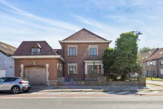Ontdek deze statige en bijzonder ruime burgerwoning aan de rand van Brugge. Een unieke woning vol karakter en authentieke charme. De klassieke houten vloeren, hoge plafonds, een ingebouwde speksteenkachel en klassieke houten trap ademen geschiedenis en geven het pand een warme uitstraling vol geschiedenis.<br /><br />Met vier volwaardige slaapkamers, een aparte bureauruimte, twee badkamers en een royale leefruimte biedt deze woning alle ruimte voor wie op zoek is naar comfort en veelzijdigheid. Daarnaast beschikt de woning een praktische tuin. <br /><br />Met twee grote inpandige garages, waarvan voor één de benaming magazijn beter past, beschikt deze eigendom over parkeerplaats voor meerdere wagens of extra stockage mogelijkheden, alsook in de kelder of op de ruime zolder.<br /><br />Hoewel de woning renovatie vereist (EPC-label F), vormt dit een unieke kans om deze karaktervolle villa naar eigen smaak en moderne standaarden te transformeren. De elektriciteit is niet conform en het asbestattest wijst op de aanwezigheid van asbest — maar met de juiste ingrepen bouwt u hier aan een toekomstgerichte thuis met een ziel en veel karakter.<br /><br />Alle relevante documenten, waaronder het elektriciteitsverslag, asbestattest en EPC, zijn te downloaden via de website van Altro Vastgoed.<br /><br />Bent u op zoek naar een ruime, charmante woning met potentieel op een bereikbare locatie in Brugge? Dan is dit het ideale renovatieproject voor u.