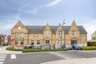 Ruime feestzaal 'De 4 Koningen' te koop in Ieper. Uitermate geschikt voor wie wil ondernemen nabij het centrum van Ieper! Deze horecazaak in...