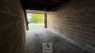 Afgesloten garagebox met ruime toegang.<br /><br />Huurwaarborg gelijk aan 3 maanden huur.<br /><br />Beschikbaar.