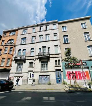 Discover this magnificent income-generating property located just steps from Place Saint-Antoine, offering four distinct residential units, ideal...