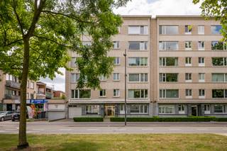 appartement met 3 slaapkamers en zuid-geörienteerd terras + staanplaats. Welkom in dit aangename appartement, gelegen op de 2de verdieping van een rustig appartementsgebouw. Met een gunstige ligging nabij verbindingswegen naar zowel Antwerpen als Brussel, biedt dit appartement het beste van beide werelden. Op een steenworp afstand zijn diverse supermarkten en het openbaar vervoer gemakkelijk bereikbaar. Bovendien liggen het Middelheimpark en park "Den Brandt" op wandelafstand, waar u heerlijk tot rust kunt komen.<br /><br />Indeling:<br /><br />Bij het betreden van het appartement wordt u verwelkomd in een inkomhal op parket, voorzien van ingemaakte kasten. De lichtrijke leefruimte op parket biedt een prachtig uitzicht en grenst aan de keuken op tegels, die is uitgerust met alle hedendaagse comfort en biedt voldoende ruimte voor een kleine eettafel.<br /><br />Dit appartement beschikt over voldoende bergruimte, een apart toilet met handenwasser en een praktische ruimte voor een was- en droogmachine. 3 mooie slaapkamers voorzien van handig ingemaakte kasten waardoor u over voldoende opbergruimte beschikt en twee slaapkamers genieten hun eigen privé terras,.<br /><br />Bovendien is er een kelderberging inbegrepen, wat extra gemak en ruimte biedt voor uw persoonlijke bezittingen.<br /><br />Bijkomende kenmerken:<br /><br />Het appartement wordt compleet gemaakt met een ondergrondse staanplaats die verplicht aan te kopen is voor €20.000.<br /><br />Algemene onkosten bedragen €350 per maand (water, verwarming, syndicus, onderhoud, blokpolis, lift, elektr. gemene delen, kleine herstellingen, ...)<br /><br /><br />Het EPC bedraagt 171 kWh/m²/jaar.<br /><br />Interesse?<br /><br />Wacht niet te lang, want dit appartement met zijn unieke kenmerken zal ongetwijfeld snel de aandacht trekken van potentiële kopers.<br /><br />We kijken ernaar uit om u binnenkort te ontmoeten en u dit appartement te laten zien!