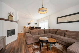 <p>Deze gerenoveerde woning is zeer rustig gelegen vlakbij het centrum van Kortemark.</p>
<p><u>De indeling van deze woning is als volgt:</u></p>
<ul>
<li>Gelijkvloerse verdieping: inkomhal, lichtrijke leefruimte met gaskachel, geïnstalleerde keuken, polyvalente ruimte (kan dienen als ontvangstruimte, bureau...), wasplaats, 3 ruime slaapkamers, apart toilet, badkamer, oprit voor 2 auto's, zonnige tuin met terras en een tuinberging.</li>
</ul>
<span>Extra troeven; energiezuinig C-label - net geen B-label, centrale verwarming op aardgas, overal dubbele beglazing, 28 zonnepanelen en elektriciteit is conform. Daarnaast is het volledige perceel afgesloten.<br /><br /></span>De prijs van 315.000€ is een VANAFprijs. Elk bod gelijk of hoger aan deze prijs wordt voorgelegd aan de verkoper.<br /><br /><span>PLUSPUNTEN:<br />- KWALITATIEF GERENOVEERD<br />- ZONNIGE TUIN<br />- EK CONFORM + ZONNEPANELEN</span>