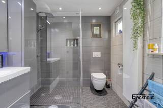 De eigenaar (72 j) verkoopt deze woning met de bedoeling om er zijn hele leven lang te kunnen blijven wonen mits het betalen van een...