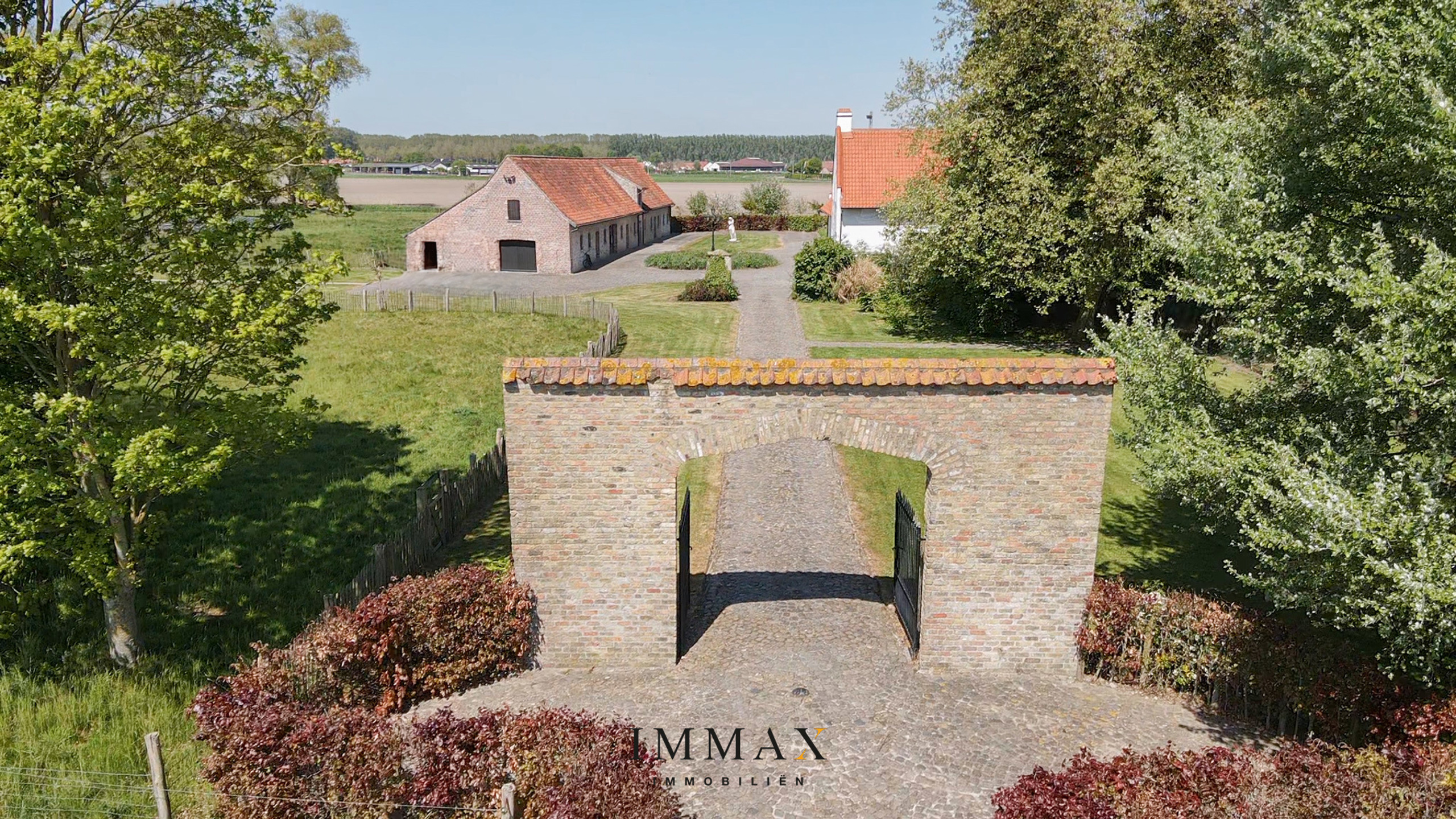 Authentiek landhuis met een aansluitende woonst, alleenstaande schuur gelegen in alle privacy - foto 4