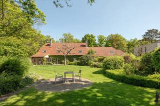 Uniek gelegen villa in rustige en groene omgeving in één van de mooiste wijken te Mol (Volmolen). De woning is gelegen aan het uiteinde van de...