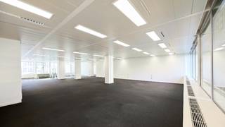 Aangename kantoren te huur in de Louiza wijk. <br /><br />Oppervlakte: 327 m².<br />Parking ratio: 1/50 m² (1.600 €/plaats/jaar).<br />Archieven: 284 m² (85 €/m²/jaar).