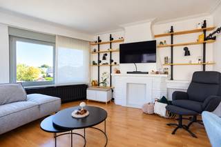 Op de 1ste verdieping van dit centraal gelegen gebouw vind je een gerenoveerd appartement met 2 slaapkamers. De grote ramen brengen veel daglicht binnen en maken van de leefruimte een aangename plek.<br /><br />De indeling is praktisch: vanuit de inkomhal stap je de leefruimte binnen, met aansluitend de keuken. Verder zijn er 2 slaapkamers en een badkamer met bad/douchecombinatie. Met EPC-label B en een conforme elektrische installatie zit het ook op technisch vlak goed.<br /><br />Tevens is er nog een grote individuele kelderberging.<br /><br />Het appartement bevindt zich dicht bij winkels, openbaar vervoer en andere voorzieningen. Bovendien zijn er geen gemeenschappelijke lasten. Dat maakt het appartement interessant voor zowel eigen bewoning als investering.<br /><br />Een bijkomende troef is het ontbreken van gemeenschappelijke lasten.<br /><br />Benieuwd hoe dit energiezuinig appartement er in het echt uitziet? Wij leiden je graag rond!