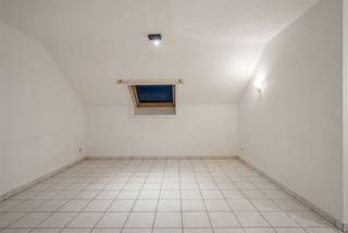 Welkom op het Kollegeplein, waar u dit te renoveren appartement kunt ontdekken in een aangename, rustige omgeving vlakbij het...