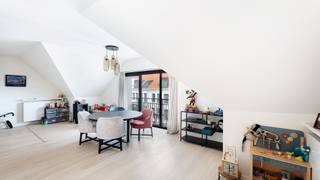 Ontdek deze zongerichte penthouse met terras in het rustige en groene Duinenwater te Knokke. Tot in de kleinste details afgewerkt en voorzien van alle hedendaags comfort, biedt dit energiezuinig appartement een unieke kans en combineert ruimte, comfort en een uitstekende ligging. <br /><br />Indeling:<br />inkomhall met vestiaire en gastentoilet, ruime, lichtrijke woonkamer met aansluitend terras vooraan, uitgeruste keuken met aansluitend praktische berging/wasplaats. <br />Op de bovenverdieping bevindt zich een nachthall met toilet, twee slaapkamers met ingemaakte kasten en een badkamer. <br /><br />Fietsenstalling en vuilnislokaal.<br /><br />Mogelijkheid tot garagebox in het gebouw.<br /><br />Duinenwater is de afgelopen jaren uitgegroeid tot een nieuw stadsdeel van Knokke-Heist. Hier woont u in alle rust, terwijl u tegelijkertijd profiteert van de nabijheid van de Zeedijk, het strand en het bruisende commerciële centrum, die allemaal op wandelafstand liggen. Bovendien zijn alle denkbare voorzieningen direct beschikbaar in de wijk.<br /><br />Bezoeken? Graag na afspraak met Avantimmo op het nummer 050 62 50 55