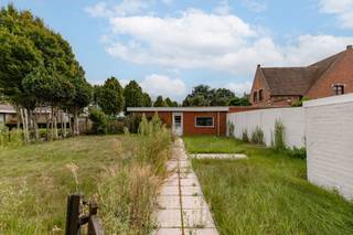 In het centrum van Torhout, op wandelafstand van winkels, scholen en de markt, bevindt zich deze charmante woning met veel potentieel.<br />MOBISCORE: 8,2/10<br /><br />Troeven:<br />Ruime woonoppervlakte – Met een woonoppervlakte van circa 142 m² en een perceeloppervlakte van ongeveer 419 m² biedt het huis veel ruimte. <br /><br />Vier slaapkamers – Het pand telt vier ruime slaapkamers, wat ideaal is voor een gezin of om thuiswerkruimte in te richten. <br /><br />Garage aanwezig – Er is een garage beschikbaar, wat extra comfort en parkeer-/opbergmogelijkheid biedt. <br />zimmo.be<br /><br />Kansen tot eigen afwerking – De woning heeft veel potentieel , waardoor je veel vrijheid hebt om naar eigen smaak te vernieuwen en in te richten.<br />AI helpt ons om u een voorproefje te geven van de woning na renovatie.<br /><br />Interesse in deze unieke kans in het centrum van Torhout? Neem vandaag nog contact op met Eva via +32 475 69 38 22 of eva@vicusvastgoed.be voor meer informatie of een bezoek.