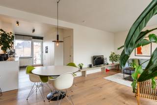 Algemeen<br />Op een toplocatie in het centrum van Gent, vlakbij de Coupure, bevindt zich dit stijlvol gerenoveerde appartement (2018) met een bewoonbare oppervlakte van 102 m². Dankzij de praktische indeling, de aangename lichtinval en de kwalitatieve afwerking vormt dit appartement de ideale thuisbasis voor wie comfortabel en centraal wil wonen.<br />Ook de ligging is een absolute troef. Het appartement bevindt zich in een verrassend rustige omgeving, op wandelafstand van het historische stadscentrum. Winkels, gezellige horecazaken en tal van andere voorzieningen liggen binnen handbereik. Bovendien is het appartement vlot bereikbaar met het openbaar vervoer en met de wagen via de nabijgelegen invalswegen. Hier geniet je dus van alle voordelen van het bruisende stadsleven, zonder in te boeten aan rust en wooncomfort.<br /><br />Indeling<br />Via de centrale inkomhal bereik je de verschillende ruimtes van het appartement. Vooraan bevinden zich twee volwaardige slaapkamers, gevolgd door een afzonderlijk toilet en een badkamer met inloopdouche en dubbele lavabo. Daarnaast is er een praktische berging met aansluitingen voor een wasmachine en droogkast. Achteraan bevindt zich de ruime en lichtrijke leefruimte, die zonder twijfel het hart van het appartement vormt. De vele raampartijen aan weerszijden zorgen voor een aangenaam doorzon-effect en een overvloed aan natuurlijk licht. De parketvloer geeft de ruimte bovendien een warme en stijlvolle uitstraling. De open keuken sluit naadloos aan op de leefruimte en is volledig ingericht met kwalitatieve materialen en toestellen. Vanuit de keuken heb je toegang tot het zuidwestgericht terras, waar je heerlijk van de namiddag- en avondzon kunt genieten.<br /><br />Tot slot beschikt het appartement over een afzonderlijke berging op het gelijkvloers. Een ondergrondse autostaanplaats kan optioneel worden aangekocht, een bijzonder praktische meerwaarde op deze centrale locatie.<br /><br />Troeven<br />* Stijlvol appartement, gerenoveerd in 2018<br />* 2 volwaardige slaapkamers<br />* Zuidwestgericht terras<br />* Centrale, maar verrassend rustige ligging nabij de Coupure<br /><br />Interesse?<br />Ben je op zoek naar een ruim, lichtrijk en instapklaar appartement op een toplocatie in Gent? Dan is dit appartement absoluut een bezoek waard! Neem gerust contact op met Tim voor meer informatie of om een bezoek in te plannen.<br />📞 0487 40 21 28<br />📧 tim@gentill.be