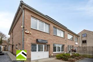 Deze ruime, half-open woning is ideaal gelegen op wandel- en fietsafstand van scholen, winkels en het stadscentrum. Recent werden verschillende renovaties gedaan, wat resulteert in een mooie energiescore van 205 kWh.<br /><br />INDELING: <br /> x inkomhal met toegang naar kantoor/ polyvalente ruimte en gastentoilet; <br /> x ruime woonkamer met salon en eetplaats; <br /> x nieuw ingerichte keuken die overgaat in de gezellige veranda; <br /> x naastgelegen bergruimte.<br />Verdieping: <br /> x 3 slaapkamers, <br /> x badkamer met douche; <br /> x ruime wasplaats en toilet;<br /> x de zolder is bereikbaar middels een luik. <br /><br />Ruime parking voor de woning en inrit naar achteren. De garage wordt momenteel gebruikt als werkruimte, maar is makkelijk terug te gebruiken als garage, evenals de achtergelegen werkplaats.<br /><br />Achter de woning een groot terras met zwembad, buitenberging en achteraan een gezellige loungeruimte.<br /><br />TROEVEN: <br />x uitstekende ligging in éénrichtingsstraat; <br />x vernieuwde ramen 2018 in pvc met hoogrendementsbeglazing; <br />x zonnepanelen 2023; <br />x de elektrische installatie is conform.<br /><br />INTERESSE? Maak dan telefonisch een afspraak voor bezichtiging op het nummer 012 23 00 23 of mail uw vragen aan roland@immo-leroi.be.