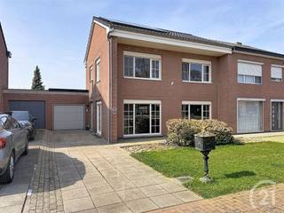 <p>Energiezuinige en instapklare woning in Landen te koop!</p><p>Je komt de woning in de ruime inkomhal binnen. Aansluitend heb je een ruime lichtrijke leefruimte, een keuken met eetkamer, berging, wasplaats en garage.<br />Op de eerste verdieping kan je 3 slaapkamers en een volledig vernieuwde badkamer terugvinden. De zolder is volledig afgewerkt als een ruime slaapkamer, deze kan je betreden met een zolderluik.</p><p>In de zonnige tuin is het heerlijk vertoeven en genieten van de rust. Hier kan je ook een tuinhuis terugvinden. Je kan zowel aan de voorkant van de woning parkeren als aan de achterkant.</p><p>Deze woning heeft al heel wat renovaties achter de rug zoals ramen en deuren, zonnepanelen, isoleren van de muren, dak, badkamer, verwarming, ...</p><p>Kortom energiezuinig en instapklaar.</p><p>Deze woning heeft een zeer goede bereikbaarheid met Luik, Brussel, Hasselt en Leuven.</p><p>EPC: 121 UC: 20260313-0003823629-RES-1</p><p>Wens je een gratis schatting? Vergeet dan zeker geen contact met ons op te nemen!</p><p>Wil jij meer informatie over deze woning? Bel ons dan op 016 90 10 21 of mail naar info@future-home.be.</p><p>Woongebied, Vergunning, Geen Verkavelingsvergunning, Geen Dagvaarding, Geen Voorkooprecht</p>