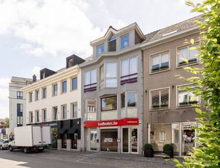 <p>Deze topgelegen opbrengsteigendom (BJ 1991) biedt een ideale mix van commerciële en residentiële functies op een centrale locatie in Oudenaarde. <br /><br />Het gebouw bestaat uit een commerciële ruimte van circa 150 m² op het gelijkvloers, twee identieke appartementen van elk ongeveer 75 m² op de eerste verdieping en een ruim duplexappartement van circa 120 m² met een zuidwestgericht terras van 30 m² op de bovenste verdiepingen. <br /><br />Onlangs werd een nieuw geïsoleerd plat dak geplaatst en nieuwe dakramen, wat zorgt voor extra comfort en energie-efficiëntie.<br />Een solide en instapklare investering met gegarandeerd verhuurpotentieel in het hartje Oudenaarde. Opbrengst €35.800 per jaar (rendement 5%!) <br /><br />Bezoek na afspraak met IMMO BEGUIN; info@immobeguin.be</p>