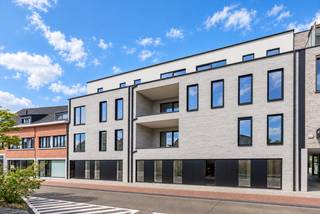 <p><strong>Residentie La Forchetta</strong> – een exclusief nieuwbouwproject met slechts 9 luxe appartementen, gelegen in het centrum van Tessenderlo. <br /><br />De appartementen beschikken over 2 slaapkamers en variëren in grootte van 94 m² tot maar liefst 155 m². Elk detail is ontworpen met oog voor kwaliteit, licht en ruimte – ideaal voor wie houdt van hedendaags wonen met een vleugje elegantie.<br /><br />Waarom kiezen voor La Forchetta?<br />- Unieke ligging in het centrum van Tessenderlo<br />- Slechts 9 exclusieve appartementen<br />- Hedendaagse architectuur en hoogwaardige afwerking<br />- Energiezuinig wonen met moderne technieken<br />- Afwerking op maat<br />- Oplevering voorzien voor einde van zomer 2026<br />- Verlaagd btw tarief van 6% indien u voldoet aan de voorwaarden<br /><br /><strong>Prijsinformatie:<br /></strong>De geadverteerde prijs is <strong>exclusief</strong>: <strong>21% btw</strong>, staanplaats, kelderberging, fietsenstalling, aansluitingskosten, notariskosten en registratierechten op het grondaandeel. Via deze Link kan u meer informatie terugvinden over de <strong>totaalprijzen</strong> en het voordeeltarief van <strong>6% btw</strong>.<br /><br />Heeft u interesse in dit unieke woonproject? Wacht niet langer en contacteer ons op 013 66 62 08 voor meer informatie.</p>