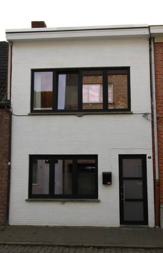 Prachtige woning op zeer gunstige ligging mét garage. Deze woning bestaat uit een ruime en lichte woonkamer met bureauruimte, open keuken (met combi-oven, ijskast, vaatwasser, keramische kookplaat, … ), inkomhal, badkamer met inloopdouche en lavabomeubel met kolomkast, apart toilet, kelderruimte, 2 ruime slaapkamers waarvan één voorzien is van een grote dressing, een wasplaats en een zeer ruim terras. Er zijn verschillende inbouwkasten voorzien. Daarnaast beschikt deze woning eveneens over een nabijgelegen grote garage. EPC:  234 kWh/m²jaar (label C). HP: € 1.050,- per maand (incl. garage)