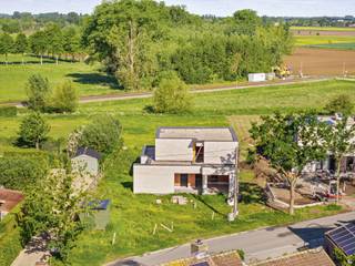LAATSTE WONING. <br />Kwalitatieve energiezuinige moderne nieuwbouwvilla met 4 slk, tuin en garage.<br />Goedgelegen te Asper, nabij invalswegen, scholen en openbaar vervoer.<br /><br />INDELING: inkom en traphal, toilet, grote lichtrijke leefruimte met open geïnstalleerde keuken, berging en wasplaats, handige garage. Aangename tuin.<br />Op de verdieping bevinden er zich 4 slaapkamers (één voorzien van dressingruimte) en de badkamer. <br /><br />TROEVEN: moderne architectuur; kwalitatieve afwerking, opgeleverd bij akte (gebruiksklaar), energiezuinig, zonnepanelen, dubbele beglazing.