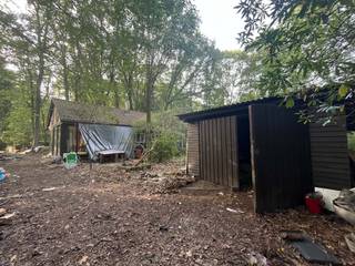 Deze te renoveren woning is schitterend gelegen in een gebied voor verblijfrecreatie in het landelijke Essen-Wildert, vlakbij de grens met Nederland. Als u op zoek bent naar een groene, bosrijke omgeving waar het heerlijk rustig toeven is, dan bent u hier zeker aan het juiste adres. Het spreekt voor zich dat de perceelsoppervlakte van 1.912m² hiervoor de grote troef uitmaakt. De gelijkvloerse woning zelf dient volledig gerenoveerd te worden, maar toont zeker potentieel. Ze bestaat uit een ruime woonkamer met open keuken, 2 slaapkamers, een apart toilet en een badkamer met ligbad en toilet. Bovendien bevindt er zich op het terrein een ruime tuinberging, waarin allerhande tuinmateriaal, fietsen,... gestockeerd kunnen worden.