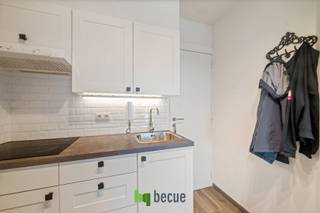 Ontdek deze charmante en goed onderhouden studio, perfect gelegen om te genieten van zon en rust. Het absolute hoogtepunt is het riante terras (16m²), waar u heerlijk kunt vertoeven met een prachtig uitzicht over de duinen en de omgeving, en zelfs een glimp van de zee opvangt. Binnenin is de studio slim ingedeeld en beschikt over een moderne, compacte keuken en een frisse badkamer. De royale lichtinval en de efficiënte inrichting maken dit de ideale uitvalsbasis voor een zorgeloze vakantie of als rendabele investering.<br /><br />Kenmerken:<br />Ruim en zonnig terras met duinenzicht<br />Moderne en compacte keuken<br />Verzorgde badkamer met douche<br />Praktische indeling met veel lichtinval<br />Ideaal als vakantiestudio of investering